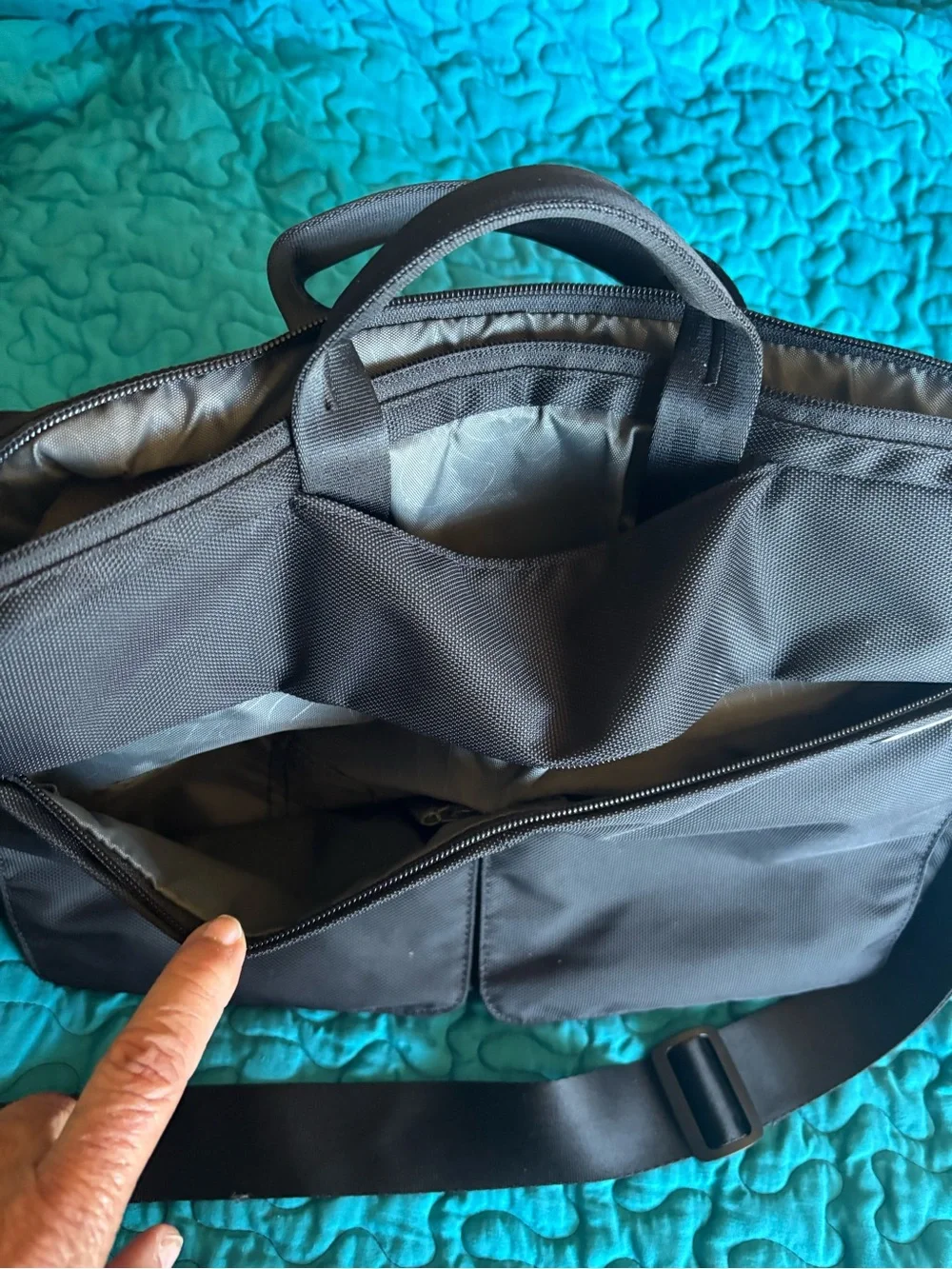 Incase Black Men's Laptop Messenger Bag - Durable Carry Case 10X14